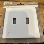 Lutron Fassada Gang Wallplate White Gloss #282534. Fixed Price $11.10.